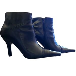 VINTAGE MARIPÉ BLACK LEATHER BOOTIE SIZE 9M IN EUC